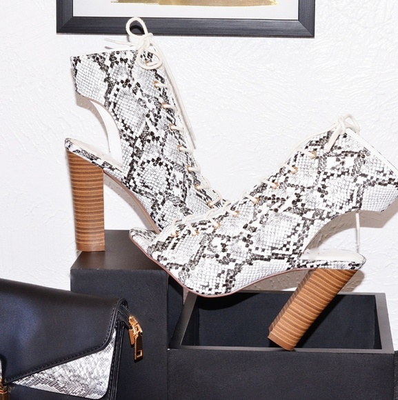 ๐๏ธ Snake Print Heels - Picture 6 of 6